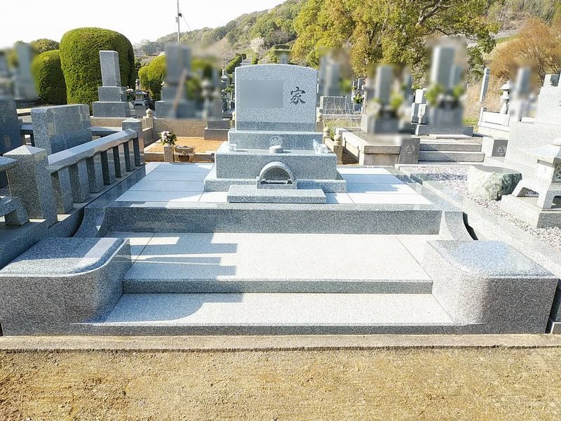 大谷墓園墓地1区9㎡の墓地で、青山ブルーを使用した洋墓デザイン墓碑の 